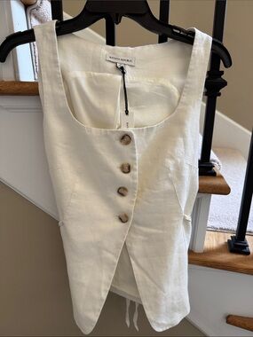 NWT Banana Republic Ivory Linen-Blend Sleeveless Button-Front top